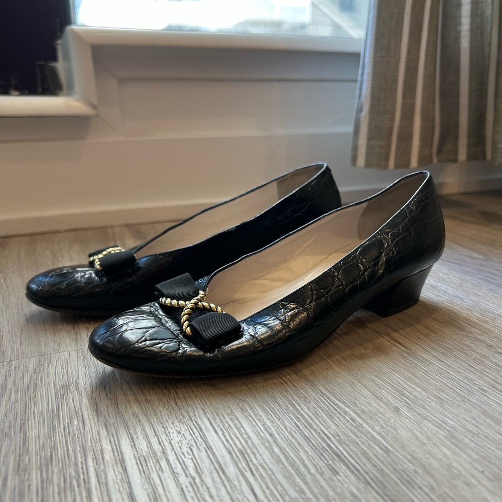 Vintage Italian Leather Black Shoes with Gold Bow Embellishment Size 6.5